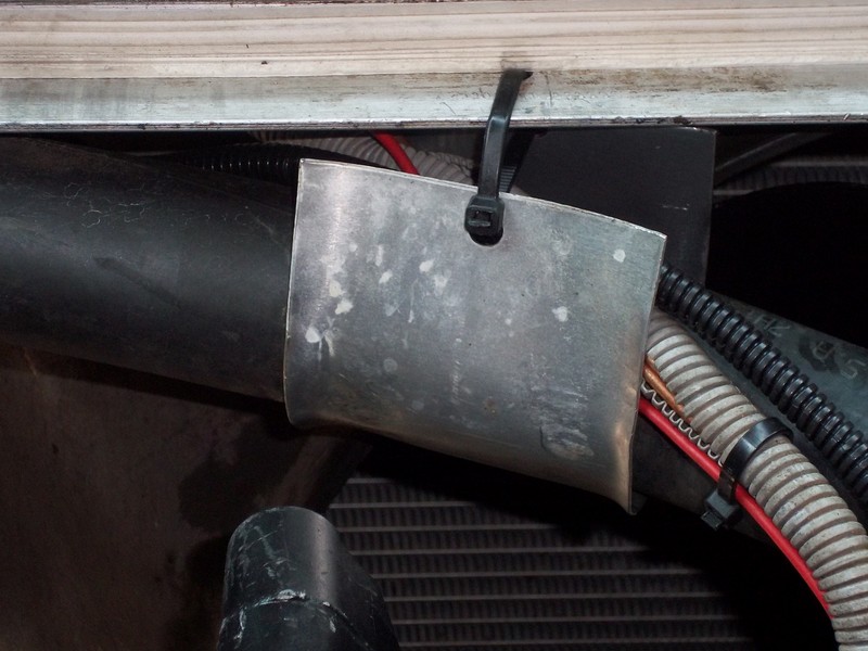 Aluminum bracket for stabilizing the upper radiator hose