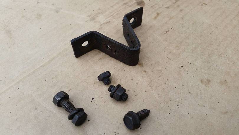 Brake line tee support bracket and fasteners