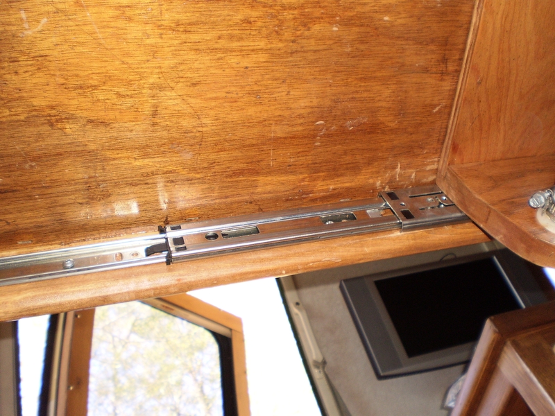 Lateral slides for table top.