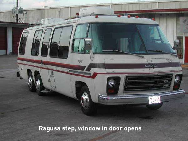 Center kitchen Royale has extra side window