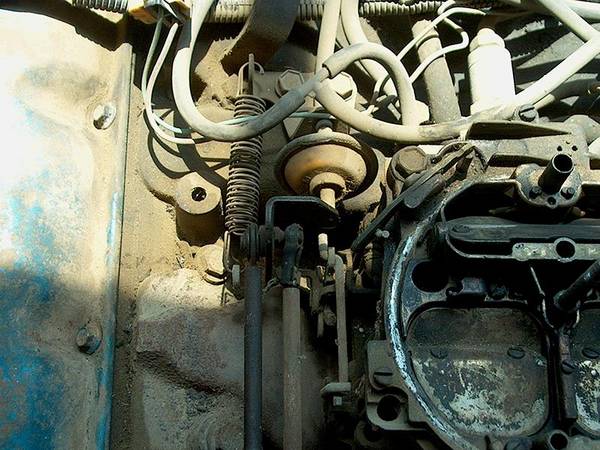 Detail of the accelerator cable and cruise control connection