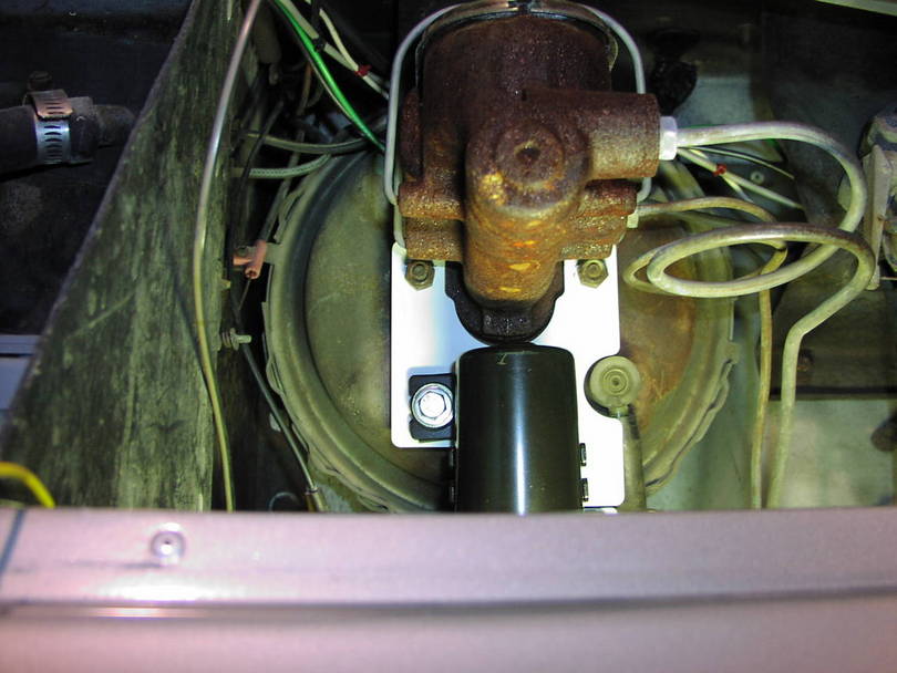 Vacuum pump mounting bracket