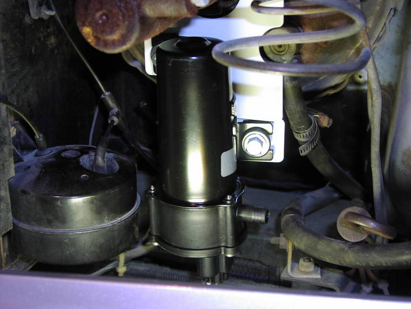 Vacuum pump mounting bracket