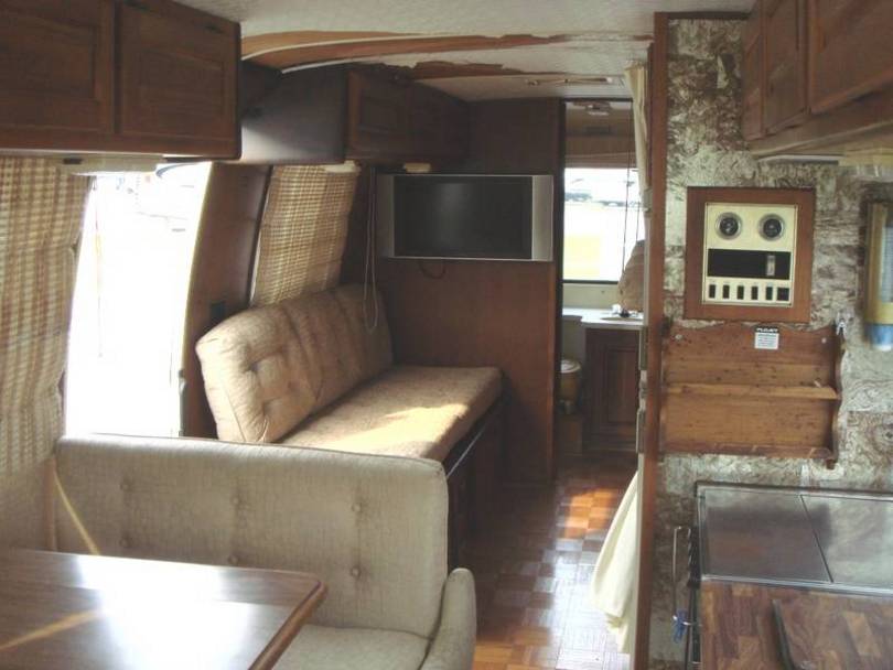 Looking toward dry bath in rear