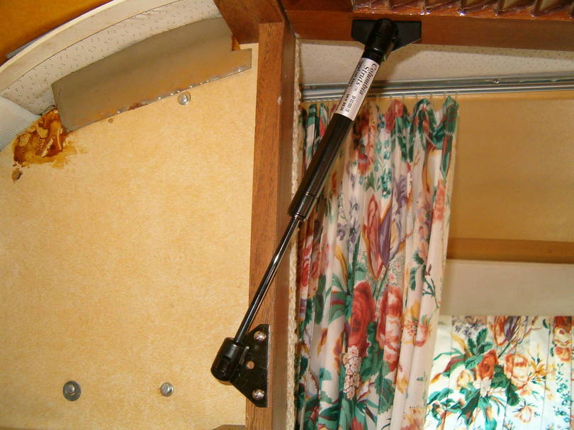 Gas strut install