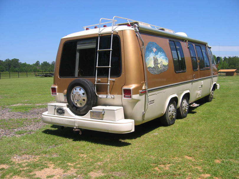 The Colonel a 1977 Royale Rear Bath