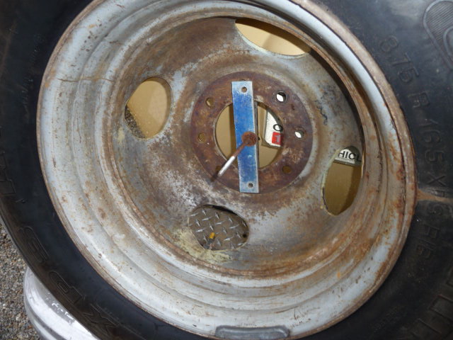 GMC_SPARE_TIRE_MOUNT_010