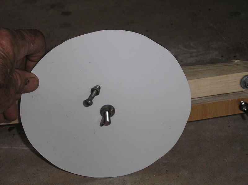 150 - Rotating locked wheel does not cause the chassis to rise.