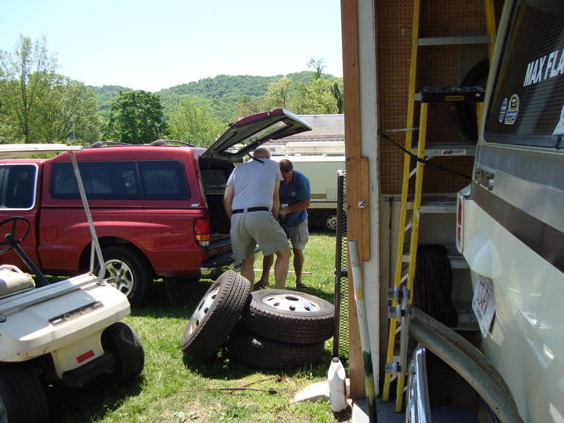 Tom Phipps and Jim Galbavy unloadind a 425 tranny
