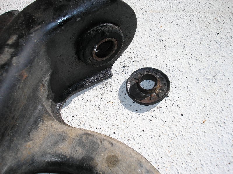 The flange washer which MUST be installed.