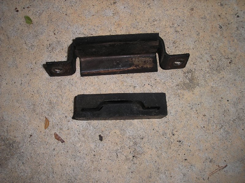 130_-_Rubber_Seat_for_Cross_Member_with_Steel_Retainer