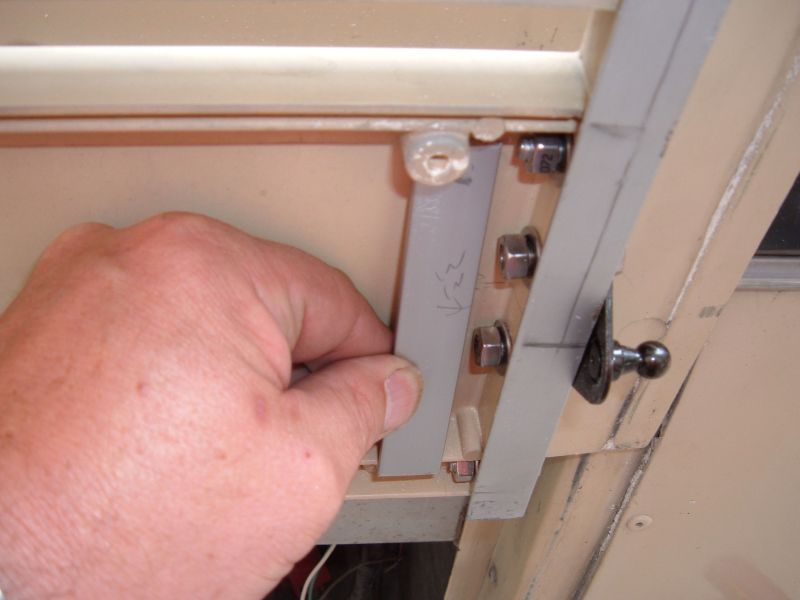 Rear_Hatch_Struts_09