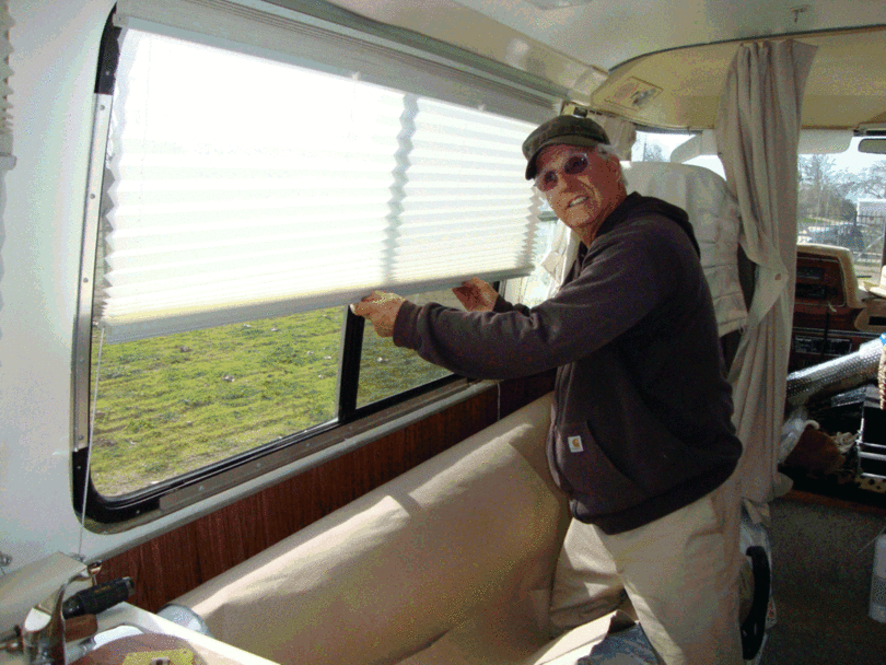 741_-_The_larger_shades_have_a_third_bracket