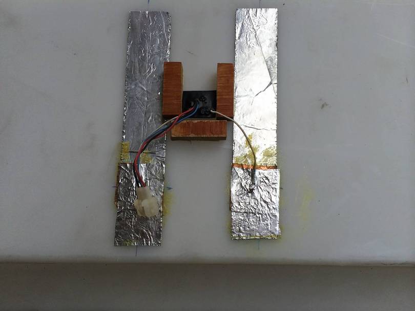 glued the sensor to the tank and small wood blocks to protect it