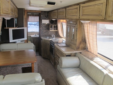 77 reverse interior TZE33BV100987