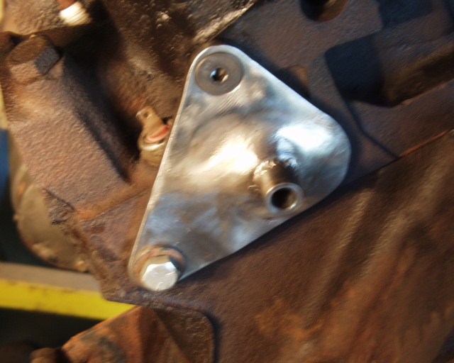 Alternator mounting bracket