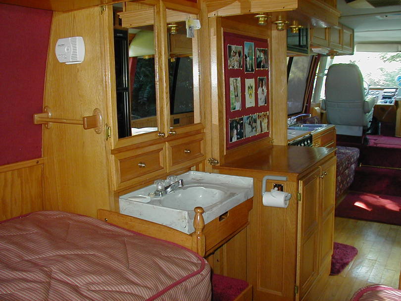 This is a "No Separate Bathroom" layout.