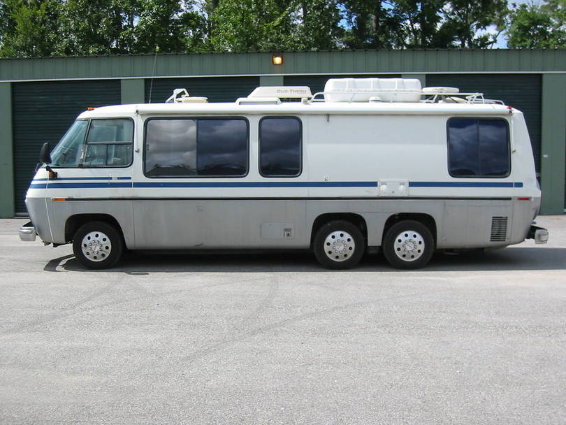GMC_Drivers_Side_2010