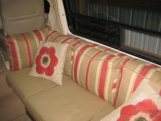 Couch_an_pull_out_bed