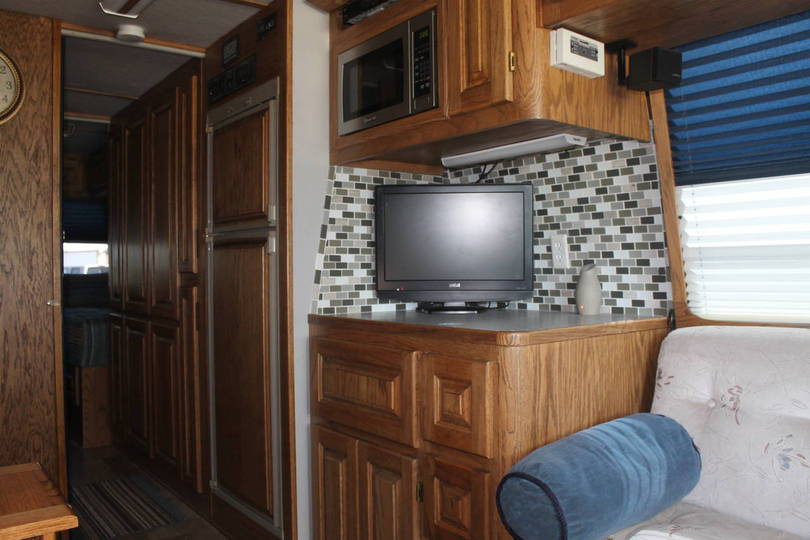 Kitchen Cook Stove and Frige