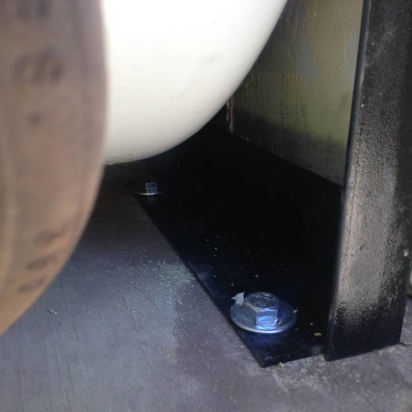 LP gas tank bottom right mount