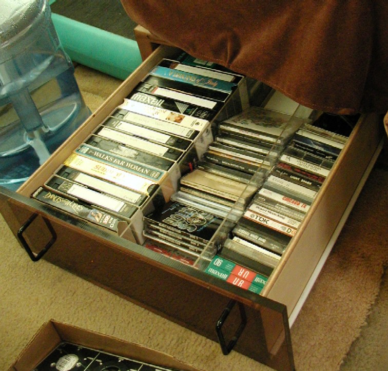 GMC_Pass_Seat_Media_Drawer