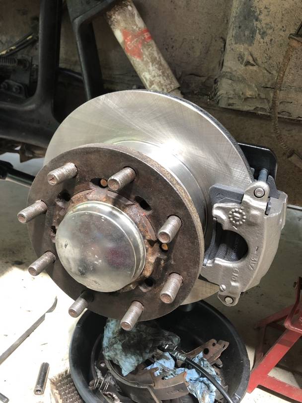 Finally, the first hub is installed and not rubbing.